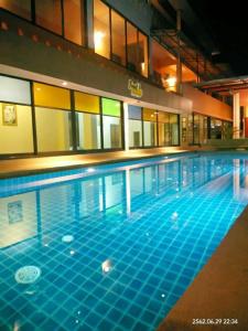 班帕那普兰โรงแรมฟร้อนบีช frontbeach的大型建筑中的大型游泳池