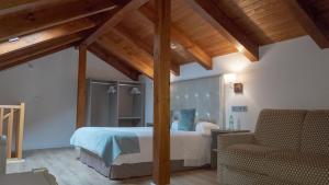 塞哥维亚哈卜城市旅舍的一间带一张床的卧室,位于带木制天花板的房间内
