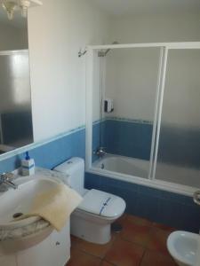 圣何塞维斯塔玛尔圣何塞公寓式酒店的浴室配有卫生间、盥洗盆和浴缸。