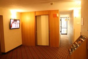 阿斯彭阿尔皮纳华美达酒店的走廊,带门的酒店房间