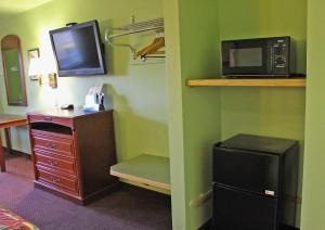 霍桑Hawthorne's Best Inn的客房设有带微波炉和冰箱的厨房。
