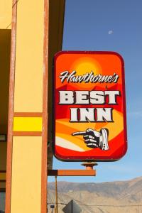 霍桑Hawthorne's Best Inn的餐馆的标志,最好的旅馆
