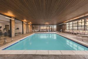 拉伯克Country Inn & Suites by Radisson, Lubbock Southwest, TX的大型游泳池设有大型木制天花板