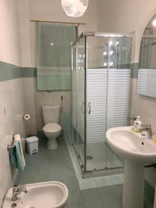 卡塔尼亚Domus Grace的带淋浴、卫生间和盥洗盆的浴室