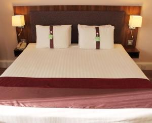 Holiday Inn Rotherham-Sheffield M1,Jct.33, an IHG Hotel客房内的一张或多张床位