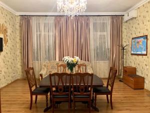 敖德萨Apartment on Zhukovskogo的用餐室,配有鲜花桌