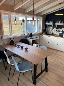 SnæfellsbærNátthagi Luxury Cottage的厨房配有木桌和椅子