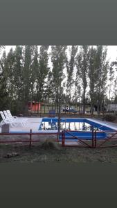 阿尔韦亚尔将军镇考乐杰洛萨帕拉莱斯乡村民宿的公园内的游泳池,带围栏