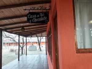 阿尔韦亚尔将军镇考乐杰洛萨帕拉莱斯乡村民宿的红色建筑一侧的标志