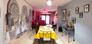 萨伊迪耶Appartement El Bahia Saidia destiné uniquement aux couple mariés, célibataires s'abstenir的用餐室配有带黄桌布的桌子