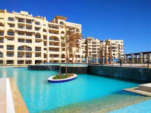 赫尔格达Luxury Hurghada Self-Catering Apartments & Studios, Al Dau Heights的一座大建筑前的游泳池
