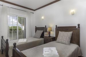 贝纳吉Seaview Terrace Benagil Villa 45的一间卧室设有两张床和一个美景窗户。
