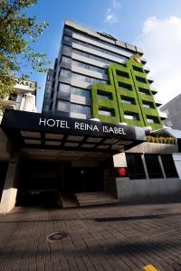 基多雷纳伊莎贝尔酒店 的大楼前方的Reina isel标志