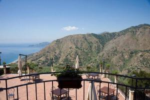福扎格鲁奥古斯提尼亚纳酒店的阳台享有大海和山脉的美景。