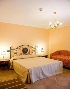 福扎格鲁奥古斯提尼亚纳酒店的一间卧室配有一张床和一把椅子