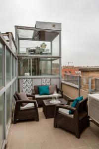 布达佩斯布达佩斯公寓酒店 的屋顶上带桌椅的阳台