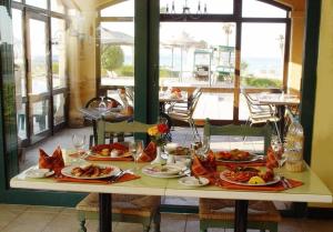 拉斯苏德尔Luxury Chalet - La Hacienda的餐厅的餐桌上放着盘子