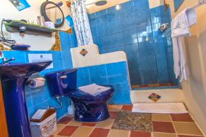 阿约拉港Casa del Lago Lodging House的蓝色的浴室设有卫生间和水槽
