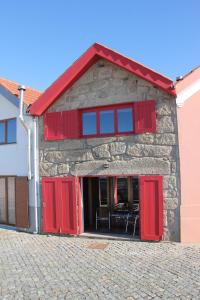 Vila ChãCasa do Mar的红色门和红色屋顶的建筑