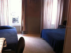 巴黎艺术酒店的酒店客房设有床和窗户。