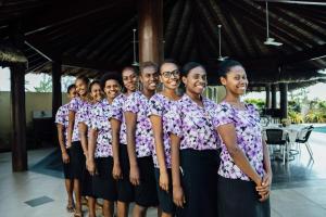 维拉港卡维缇汽车旅馆的一群穿着紫色衬衫的女性,她们为照片着装