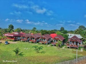 拜县Pai Princess Resort的享有一排红色屋顶房屋的空中景致