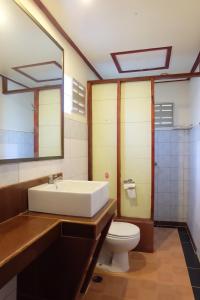 Ko Sukon亚塔阿SPA度假酒店的一间带水槽、卫生间和镜子的浴室