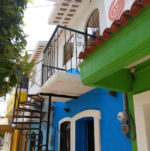 萨利纳克鲁斯Posada del Rey Azúcar的蓝色和白色的建筑,在街上设有阳台