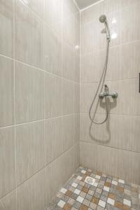 泗水KoolKost Syariah near Kaza Mall Surabaya的浴室内配有淋浴和头顶淋浴