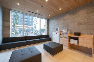 松阪市Just Inn Matsusaka Station的一个带长凳和窗户的等候室