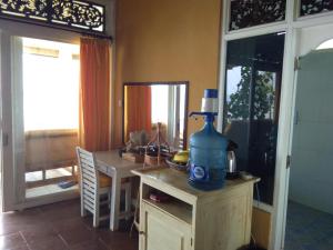 艾湄湾天堂阶梯简易别墅及餐厅假日公园的厨房配有桌子和一瓶水