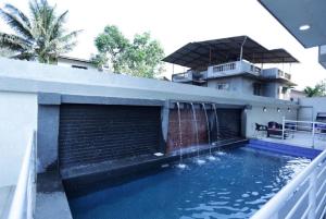 罗纳瓦拉Dean Villa的一座房子,设有一座带喷泉的游泳池