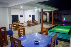 波隆纳鲁沃Lion Resort的房屋设有1个带桌椅的游泳池
