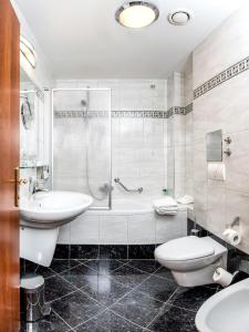 卡尔洛瓦茨Boutique Hotel Korana Srakovcic的一间带水槽、卫生间和淋浴的浴室