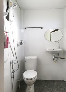 达叻府ครูหนูบ้านพัก แหลมงอบ Krunou baanpak的白色的浴室设有卫生间和水槽。