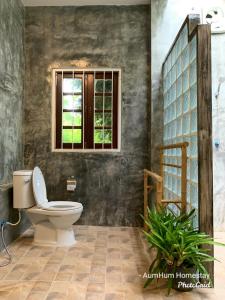 范县奥姆胡姆民宿的一间带卫生间和窗户的浴室