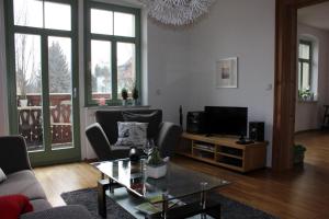 德累斯顿Traumhafte Etagenwohnung in Günderzeitvilla的带沙发和电视的客厅