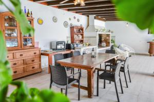 纳萨雷特Villa Nazoly的厨房配有木桌和椅子