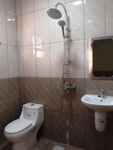 阿尔哈姆拉Jabel shams stars house的一间带卫生间和水槽的浴室