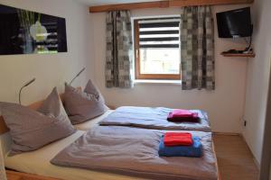 马耳他Ferienwohnung Strasser的卧室内的一张带两个枕头的床