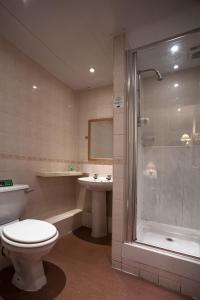 布莱克浦The Savoy Hotel Adults Only的浴室配有卫生间、淋浴和盥洗盆。