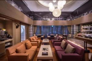 台北洛碁大饭店建北馆的一间酒吧,在房间内配有沙发和桌子
