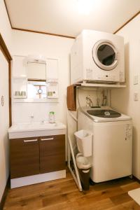 高山Private House HidaTakayama的一间带水槽和微波炉的小厨房