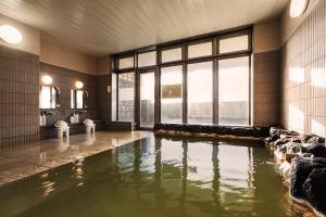 利尻富士町利尻海岛宾馆的水室里的一个大型游泳池