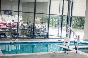 肯特肯特州立大学酒店与会议中心的大楼前带椅子的游泳池