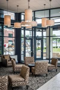 肯特肯特州立大学酒店与会议中心的大堂设有椅子、桌子和窗户。