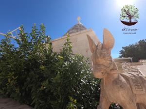 马丁纳弗兰卡Il Carpino的一座建筑前的兔子雕像