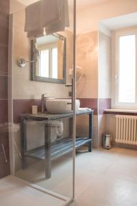 拉瓦罗内Hotel du Lac Parc & Residence的一间带水槽和镜子的浴室