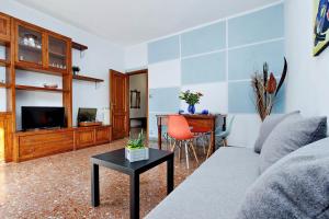 罗马Martino Delightful Apartment的客厅配有沙发和桌子