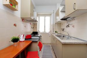 Martino Delightful Apartment的厨房或小厨房